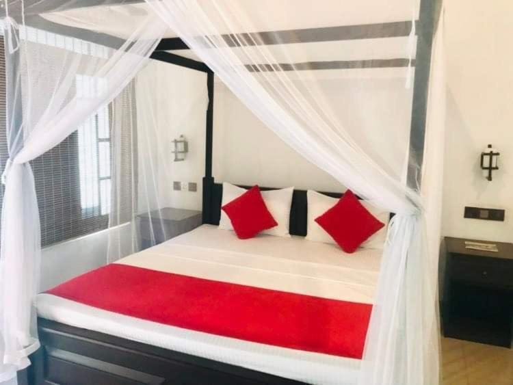 Walawa Reach Hotel Удавалаве Экстерьер фото