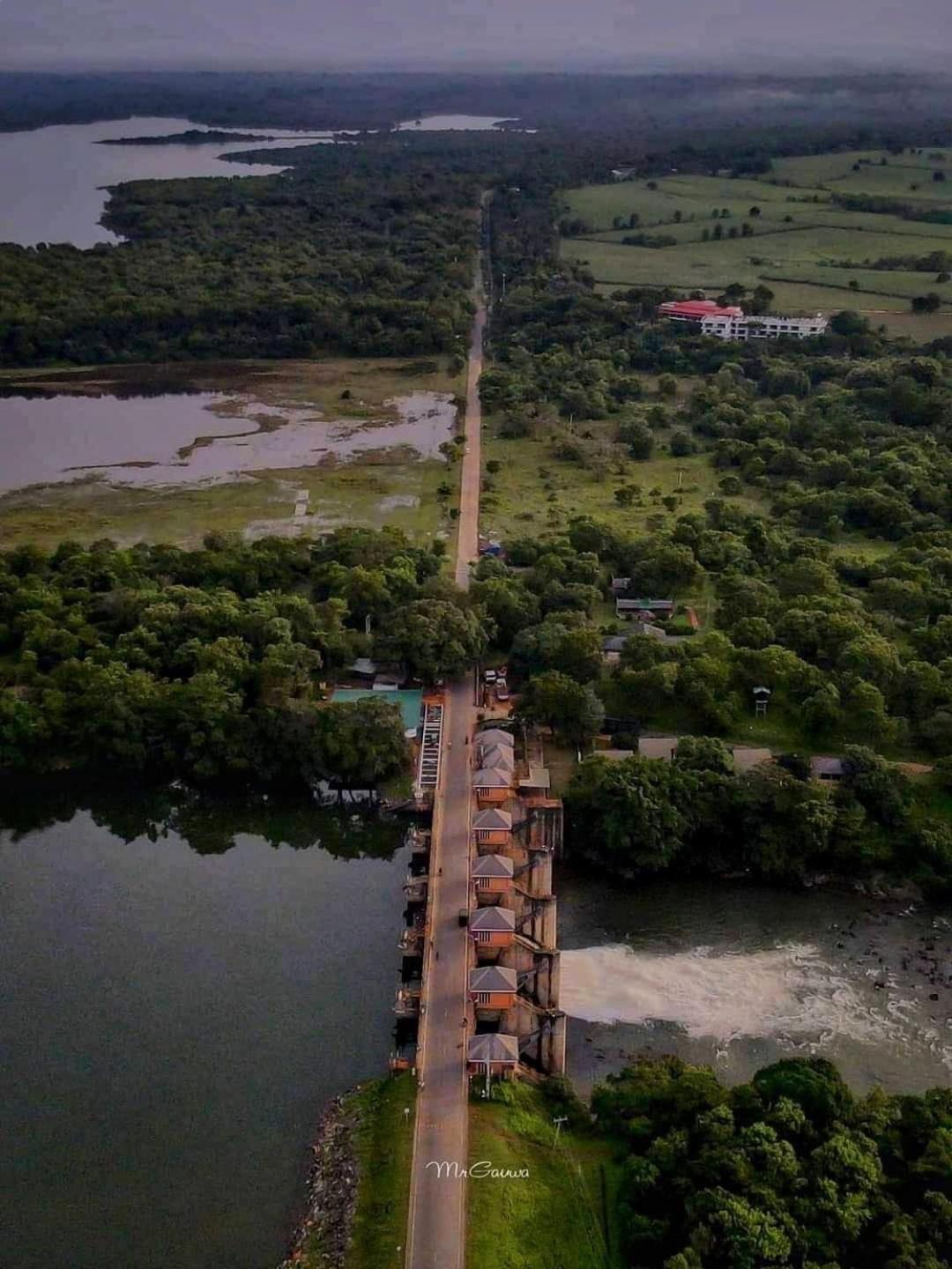 Walawa Reach Hotel Удавалаве Экстерьер фото